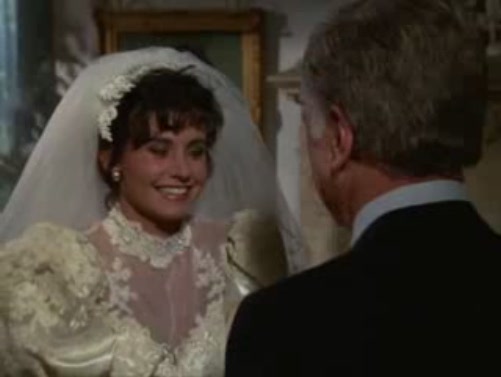 3x01 - Death Stalks the Big Top - msh20236 - Courteney Cox Online